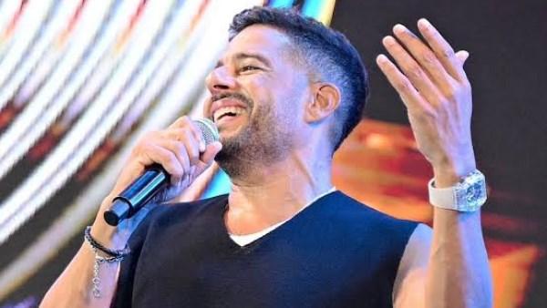 محمد حماقي وعزيز الشافعي خلال حفل غنائي في العلمين الجديدة