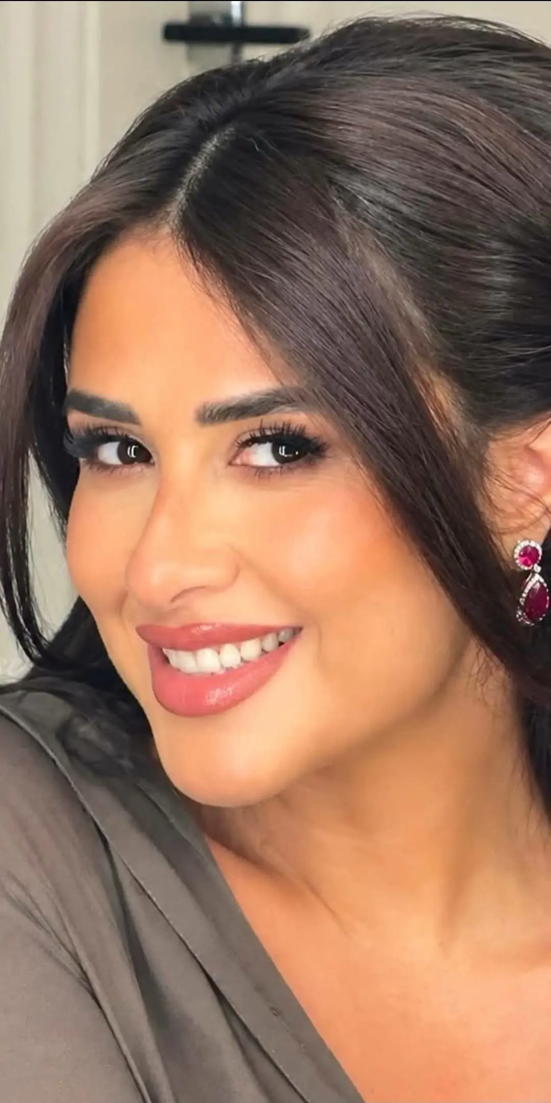 ياسمين عبدالعزيز خلال تكريمها بجائزة أفضل ممثلة كوميدية عن فيلم خلي بالك من نفسك