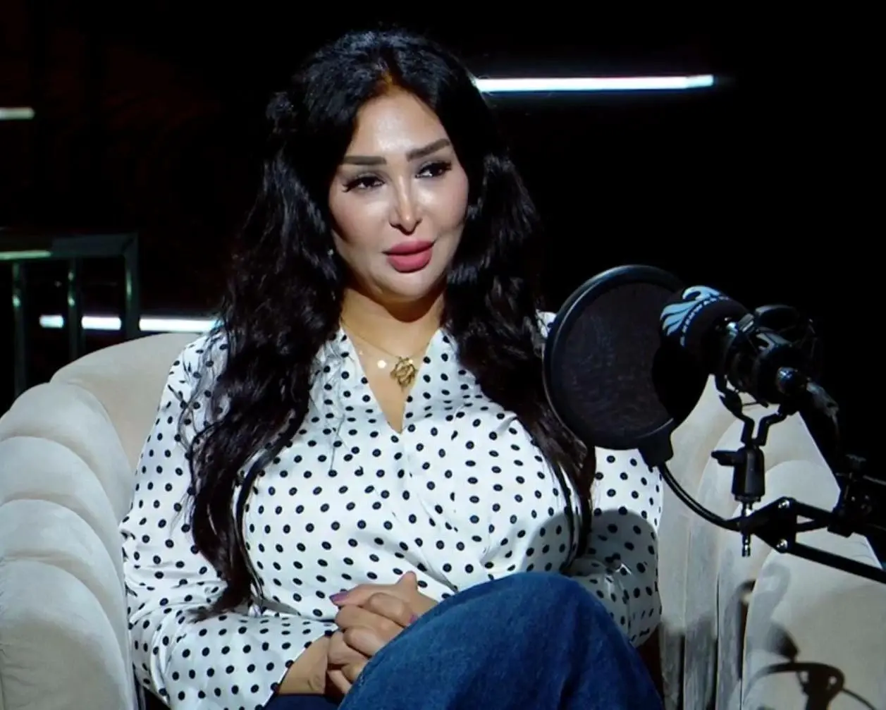شاهيناز خلال استضافتها في برنامج محور بودكاست وحديثها عن قرار ابتعادها عن الغناء