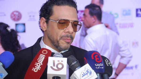 حمزة العيلي خلال تكريمه في افتتاح مهرجان القاهرة الدولي للمسرح التجريبي وكشفه موقفًا طريفًا من لحظة ولادته