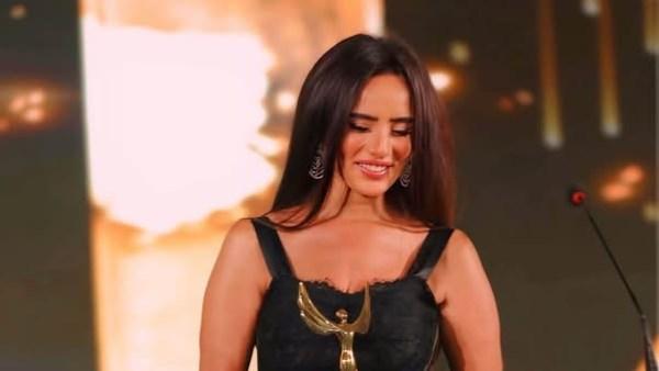 زينة بإطلالة سوداء أنيقة خلال أحدث ظهور لها وتوجه رسالة مؤثرة لعائلتها