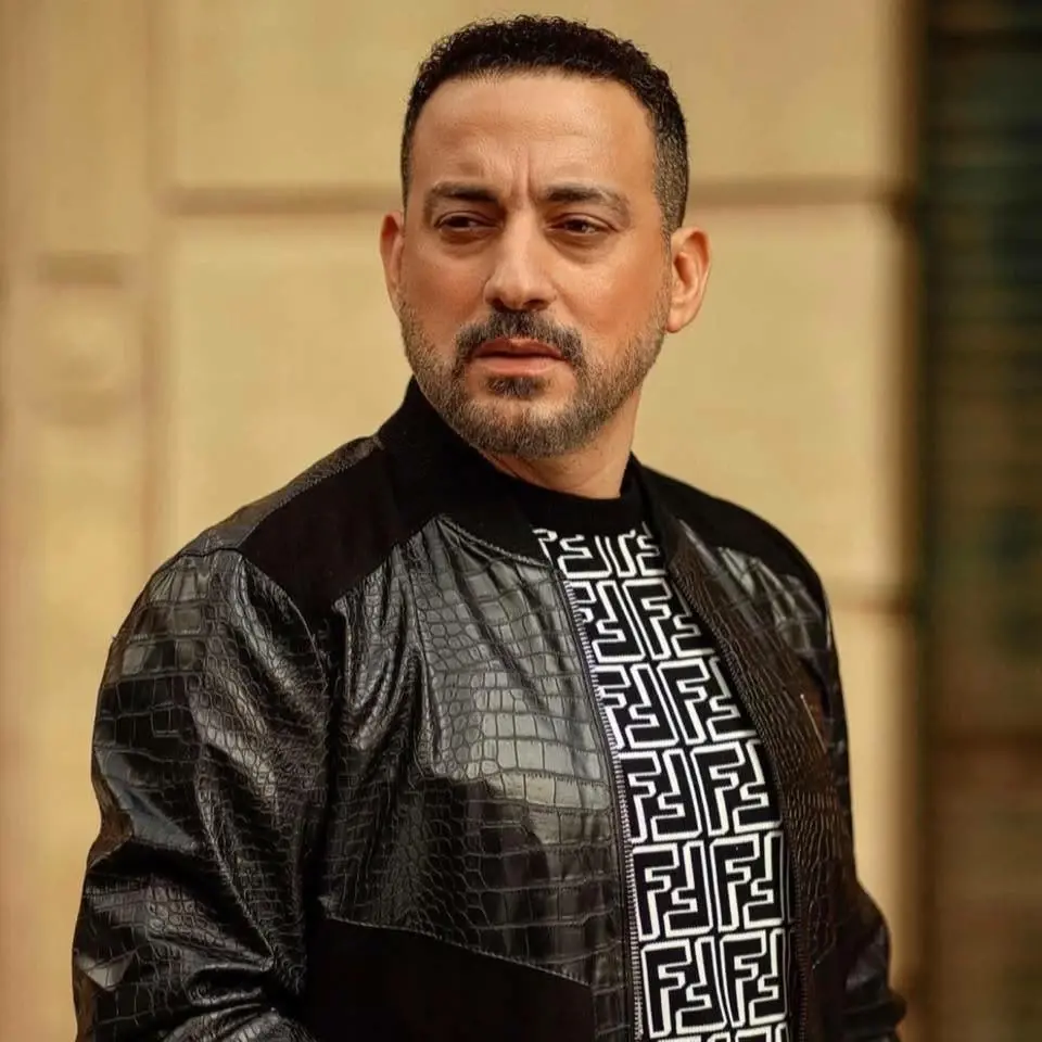 الفنان دياب أثناء تصوير مسلسل محمود الطيار بعد تداول أنباء عن إصابته