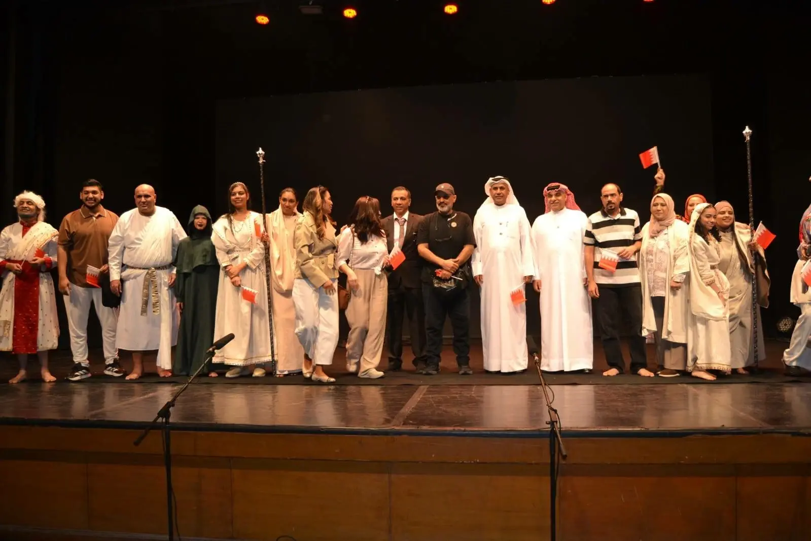 جمهور ملتقى أولادنا يتفاعل مع العرض البحريني السر المقدس وورش كولاج وخيال الظل