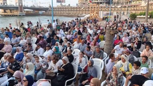 إقبال جماهيري كبير على حفل شاطئ الفن بشاطئ ستانلي في الإسكندرية وسط الأغاني الطربية والعروض التراثية