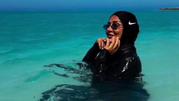 حلا شيحة بالبوركيني خلال استمتاعها بعطلتها الصيفية والسباحة في البحر