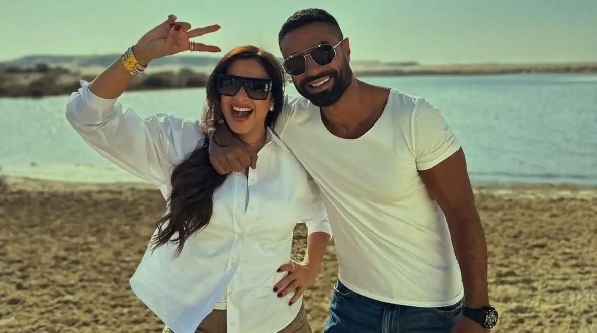 ياسمين عبدالعزيز وكريم فهمي في مشهد رومانسي من مسلسل وننسى اللي كان