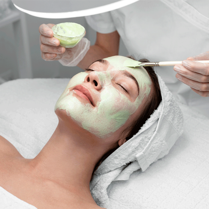 جلسات تنظيف البشرة العميق لإزالة الشوائب وتجديد الحيوية